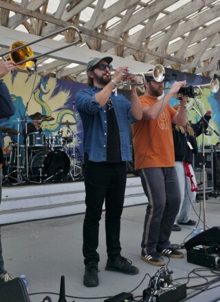 Le groupe lors de l’une de leurs représentations sur une des scènes du festival de FOTR. &mdash; Photo Oscar Aguirre